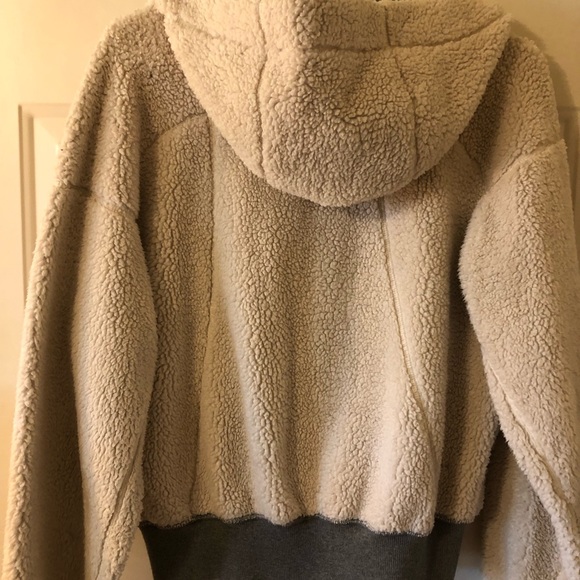 Lululemon Reversible Sherpa and Gray Crop Jacket in Size Medium - Picture 9 of 10